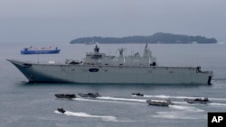 នាវា​ចម្បាំង Royal Australian Navy HMAS Adelaide របស់​អូស្ត្រាលី​ធ្វើ​ដំណើរ​ជាមួយ​នឹង​កង​ម៉ារីន​ហ្វីលីពីន​នៅ​ពេល​ពួកគេ​ធ្វើ​សមយុទ្ធ​រួម​គ្នា​នៅ​លើ​ឆក​សមុទ្រ Subic Bay នៅ​ក្នុង​ប្រទេស​ហ្វីលីពីន។