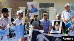 Des proches des leaders du mouvement marocain de la contestation manifestent devant la cour d'appel Casablanca, Maroc, 12 septembre 2017. 