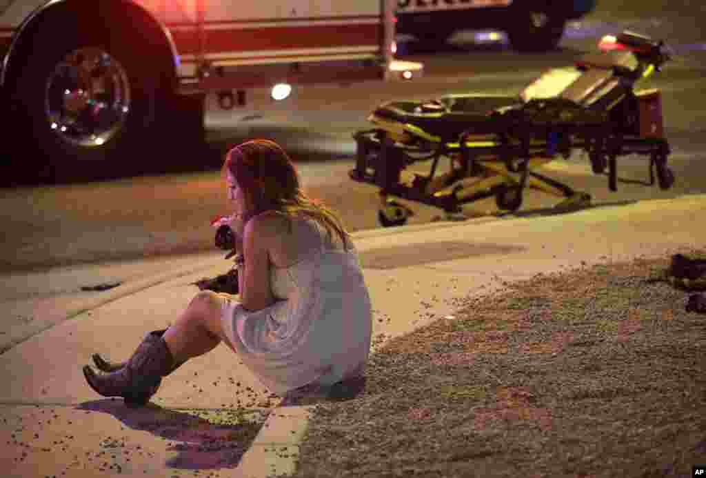 Une femme sur un trottoir après la fusillade lors d'un festival de musique, à Las Vegas, le 1er octobre 2017.