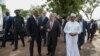 Le secrétaire général de l'ONU, Antonio Guterres, en compagnie du Premier ministre du Mali, Soumeylou Boubèye Maïga (à g.), le 29 mai 2018, à Bamako. (VOA/Kassim Traoré)
