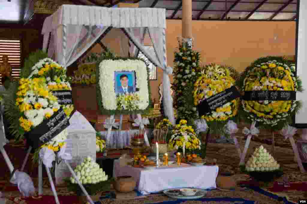 ពិធីបុណ្យសពលោកចាន់ សុវ៉េត មន្ត្រីស៊ើបអង្កេតសិទ្ធិមនុស្សរបស់អង្គការអាដហុក ក្រោយពីសូត្រធម៌បង្សុកូលឧទ្ទិសដល់វិញ្ញាណក្ខន្ធរបស់សពលោកកាលពី ថ្ងៃទី១១ ខែធ្នូ ឆ្នាំ២០១៤។ (នូវ ពៅលក្ខិណាVOA)