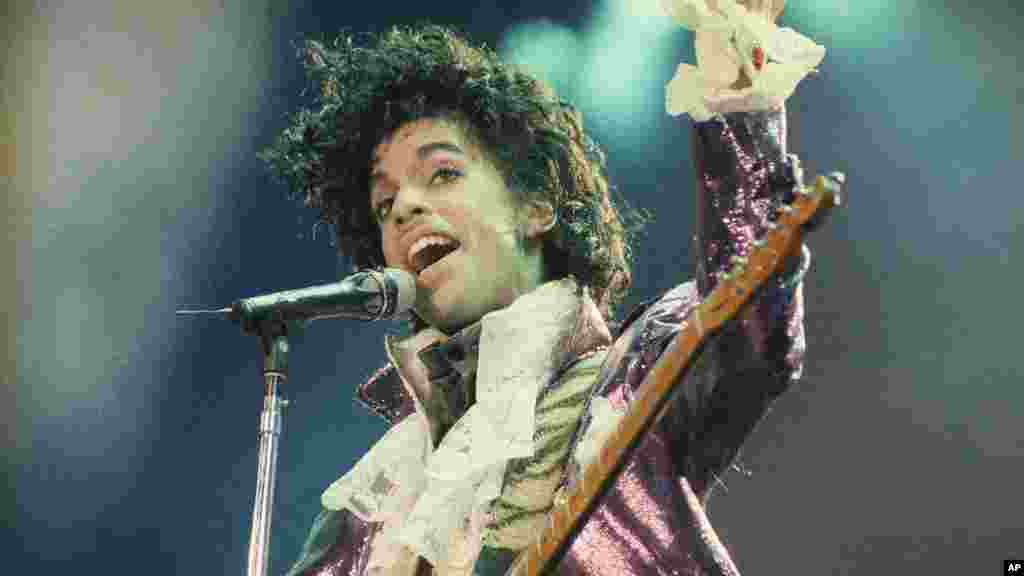 Le chanteur de rock Prince chante lors d’un concert au Forum à Inglewood, en Californie, 18 février 1985.