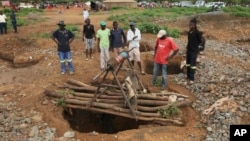 Un puit de mine à la périphérie de la ville de Kadoma, à environ 200 kilomètres à l'ouest d'Harare au Zimbabwe le 14 février 2019. (AP Photo/Tsvangirayi Mukwazhi)