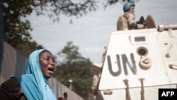 Une femme en pleurs devant le siège de la Minusca, à Bangui en Centrafrique, le 11 avril 2018