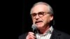 David Pecker, président d’American Media, s’adresse aux participants à une fête du Super Bowl à New York, le 31 janvier 2014