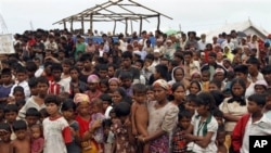 ရခိုင်ပြည်နယ် စစ်တွေမြို့ ဘောဒုဖဒုက္ခသည်စခန်းမှ မူဆလင်ဒုက္ခသည်များကို တွေ့ရစဉ်။