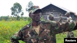 Generali Sultani Makenga, kamanda mkuu wa kundi la waasi la M23 akiwa na walinzi wake katika sehemu ya Mutaho, mashariki mwa Jamhuri ya kidemokrasia ya Congo. PICHA: REUTERS