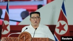 北韓中央通訊社2022年7月27日發布的照片顯示，北韓領導人金正恩在朝鮮平壤舉行的朝鮮戰爭停戰69週年紀念儀式上發表講話。