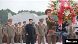 北韓中央通訊社發布的圖片顯示北韓領導人金正恩參加紀念朝鮮戰爭結束62週年的活動（2015年7月28日）金正恩讚揚了為北韓打仗的中國軍人。
