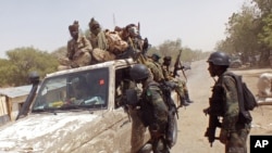 Des soldats camerounais patrouillent près de la frontière avec le Nigeria, le 19 février 2015.