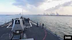 美國的阿利伯克級導彈驅逐艦記德號抵達印度外海，準備參加2017年馬拉巴爾軍演。參與這項系列演習的還包括印度海軍以及日本自衛隊。