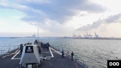 នាវា​ USS Kidd របស់​អាមេរិក​ទៅ​ដល់​ឆ្នេរ​សមុទ្រ​ឥណ្ឌា​ដើម្បី​ត្រៀម​ការ​ធ្វើ​សមយុទ្ធ Malabar ឆ្នាំ២០១៧។ 