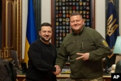 Президент України Володимир Зеленський тисне руку колишньому Головнокомандувачу Збройних Сил України Валерію Залужному під час зустрічі в Києві, Україна, у четвер, 8 лютого 2024 року. (Ukrainian Presidential Press Office via AP, File)
