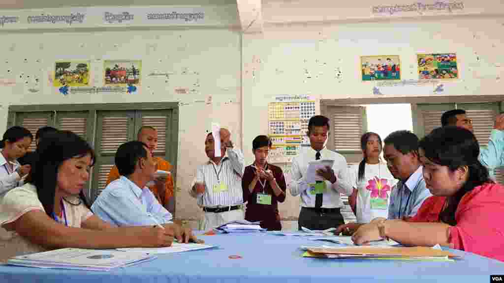 ក្រុមមន្ត្រីរៀបចំការបោះឆ្នោត បានប្រមូល និងរាប់សន្លឹកឆ្នោត នៅការិយាល័យបោះឆ្នោតក្នុងសាលាបឋមសិក្សាស្លាកែត នៅថ្ងៃទី៤ ខែមិថុនា ឆ្នាំ២០១៧។ (អ៊ិត សូធឿត/VOA)