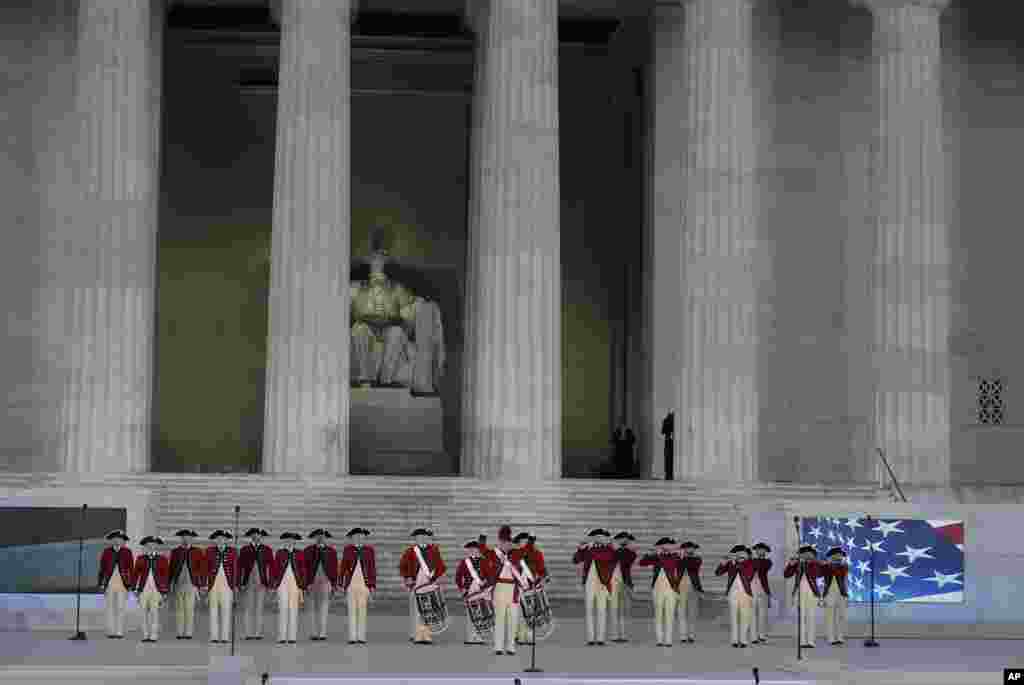 ក្រុមតន្ត្រីយោធាជាតិ U.S. Army Old Guard Fife and Drum Corps ប្រគុំតន្ត្រីនៅក្នុងកម្មវិធីតន្ត្រីមុនការស្បចចូលកាន់តំណែង “Make America Great Again! Welcome Celebration” នៅបូជនីយដ្ឋាន Lincoln Memorial នៅរដ្ឋធានីវ៉ាស៊ីនតោន កាលពីថ្ងៃទី១៩ ខែមករា ឆ្នាំ២០១៧។