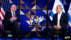 Rais wa Marekani Joe biden (Kulia), akiwa na Waziri Mkuu wa Israel Benjamini Netanyahi Jumatano mjini Tel Aviv. Oktoba 18,2023.