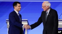 រូបឯកសារ៖ លោក Pete Buttigieg អតីត​អភិបាល​ក្រុង South Bend រដ្ឋ Indiana ចាប់ដៃជាមួយលោក Bernie Sanders សមាជិក​ព្រឹទ្ធ​សភា​ប្រចាំ​រដ្ឋ Vermont កាល​ពី​ថ្ងៃទី៧ ខែកុម្ភៈ ឆ្នាំ២០២០។ 