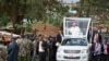 Papa Francis akiwapungia wakazi wa Nairobi alipokuwa akielekea kwenye kanista la Mtakatifu Joseph katika eneo la mabanda la Kangemi.