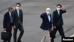 美國前參議員多德（右二）等一行人在抵達台灣時受到台灣交部長吳釗燮（右）等台灣官員的歡迎。(2021年4月14日）