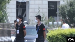 天津核心爆炸區週圍居民樓間巡視的安檢人員(美國之音記者東方)