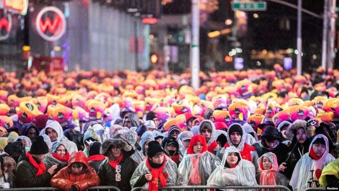 နယူးရောက်မြို့လည်ကောင် Times Square မှာ စုဝေးနေကြတဲ့ ၂၀၁၈ခုနှစ်အကုန် ၂၀၁၉ခုနှစ် ကူးပြောင်းမယ့် အချိန်ကို ကြိုဆိုဆင်နွဲှကြမယ့် ပရိသတ်များ