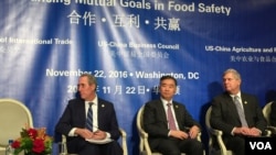 美國貿易代表弗羅曼（左）、中國副總理汪洋（中）與美國農業部長維爾薩克出席美中農業食品夥伴關係研討會（美國之音莉雅拍攝）