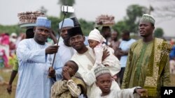 Une famille nigériane se prend en photo lors de l'Eid à Lagos au Nigeria, le 17 juillet 2015.
