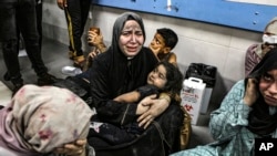Wapalestina walojeruhiwa kutokana na shambulizi kwenye hospitali ya Al-Ahli Arab mjini Gaza.