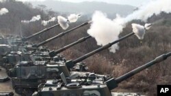 南韓軍方星期一在有爭議的南北韓海上邊界附近舉行例行的實彈演習