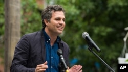 Mark Ruffalo parle lors de la garden party de Solutions project à la Plaza Cultural, le 18 juin 2015, à New York.