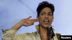 Le chanteur américain Prince sur scène lors d'un festival dans le sud de l'Angleterre le 3 juillet 2011.