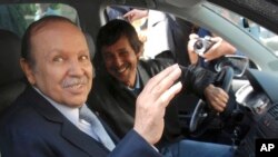 Le président algérien Abdelaziz Bouteflika, à gauche, et son frère Said Bouteflika arrivent au siège de la campagne dans le quartier d'Hydra à Alger, le 10 avril 2009.