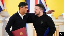 英國首相蘇納克與烏克蘭總統澤連斯基在基輔簽署文件後擁抱。（2024年1月12日）