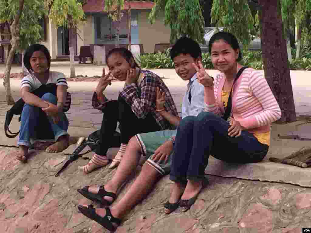 ពីស្តាំទៅឆ្វេង៖ កេង សុម៉ារី ១៤ឆ្នាំ , លឹម សំអុល ១៤ឆ្នាំ, វុទ្ធី គឹមអ៊ាង ១៤ឆ្នាំ, និង ទួន ស្រីនៀត ១៣ឆ្នាំ សិស្សថ្នាក់ទី៨ចូលរួមកម្មវិធីពលកម្មនៅវិទ្យាល័យអង្គរ ដែលមានចម្ងាយប្រមាណ២គីឡូម៉ែត្រពីកណ្តាលក្រុងសៀមរាបកាលពីថ្ងៃ សៅរ៍ទី២១ ខែមីនា ឆ្នាំ២០១៥។