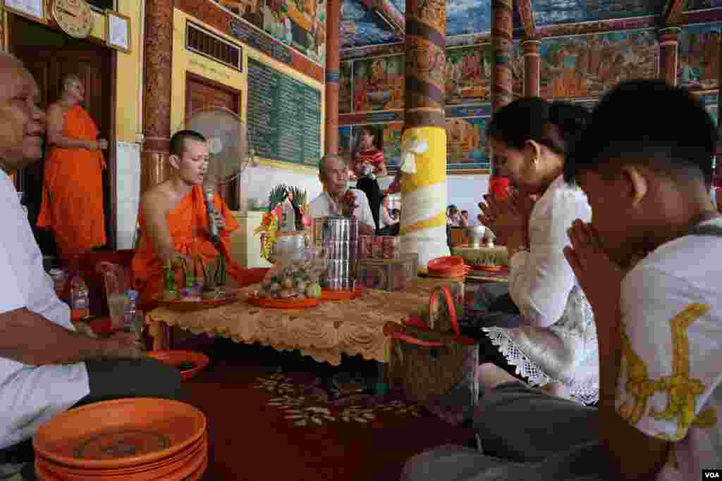 ប្រជាពលរដ្ឋកំពុងប្រគេនទេយ្យទានដល់ព្រះសង្ឃក្នុងថ្ងៃបិណ្ឌទី១៣ នៃពិធីបុណ្យភ្ជុំបិណ្ឌនៅរាជធានីភ្នំពេញ នៅថ្ងៃទី២៦ ខែកញ្ញា ឆ្នាំ២០១៩។ (កាន់ វិច្ឆិកា/VOA)