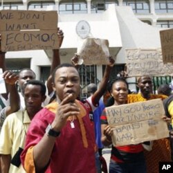 Des Nigérians protestant devant l’ambassade de leur pays à Abidjan. Ils redoutent des représailles en cas d’intervention militaire de la CEDEAO