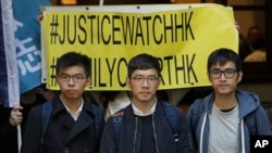 （左起）香港活動人士黃之鋒，羅冠聰和周永康走出香港終審法院（2018年1月16日）。他們正在做最後一次努力，爭取推翻法庭的判刑。