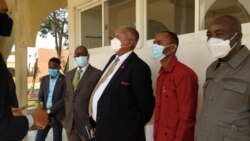 Patrick Nandago, embaixador da Namibia em Angola (ao centro de camisa branca)