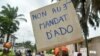 Des partisans de l'opposition tentent de protester contre un troisième mandat du président ivoirien Alassane Ouattara, dans le quartier de Cococdy à Abidjan le 21 août 2020. (Photo by Issouf SANOGO / AFP)