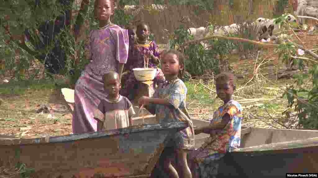 Des enfants jouent au bord de l'eau dans le village de Tagal, Tchad, le 24 avril 2017 (VOA/Nicolas Pinault)
