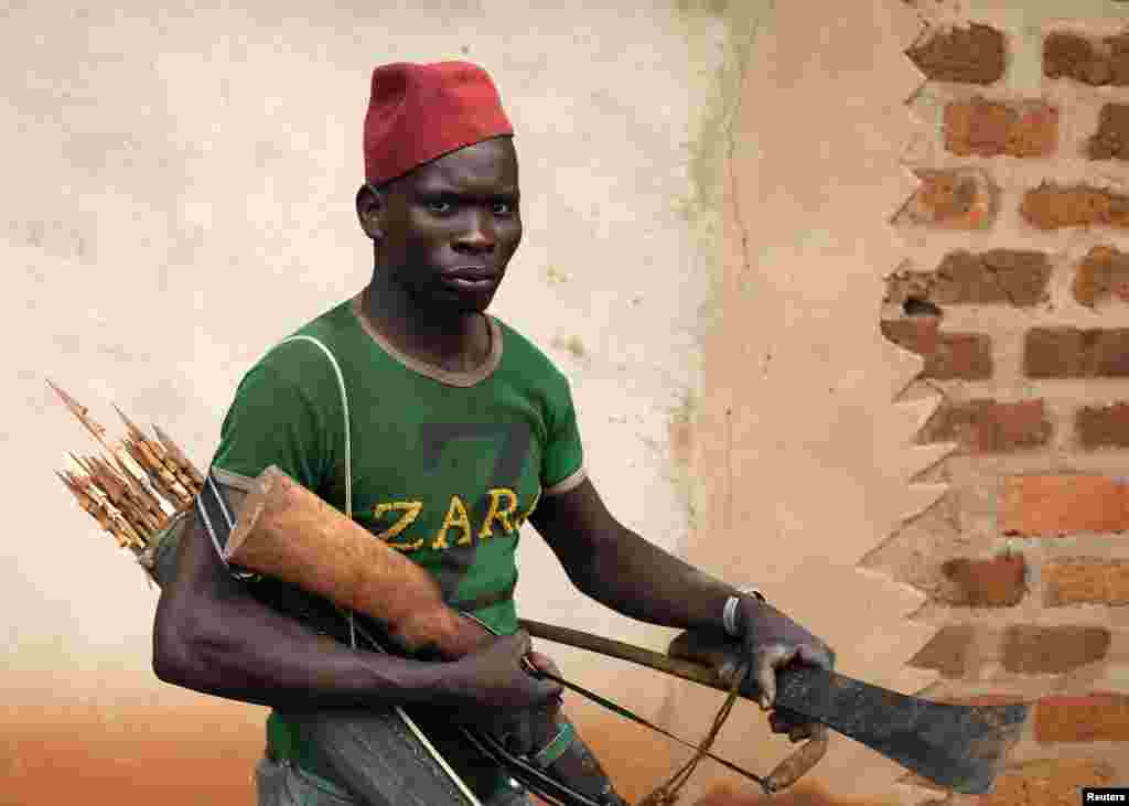 Un membre de la milice chrétienne anti-balaka, armes entre ses mains, au village de Zawa, République Centrafricaine. Le 8avril 2014.
