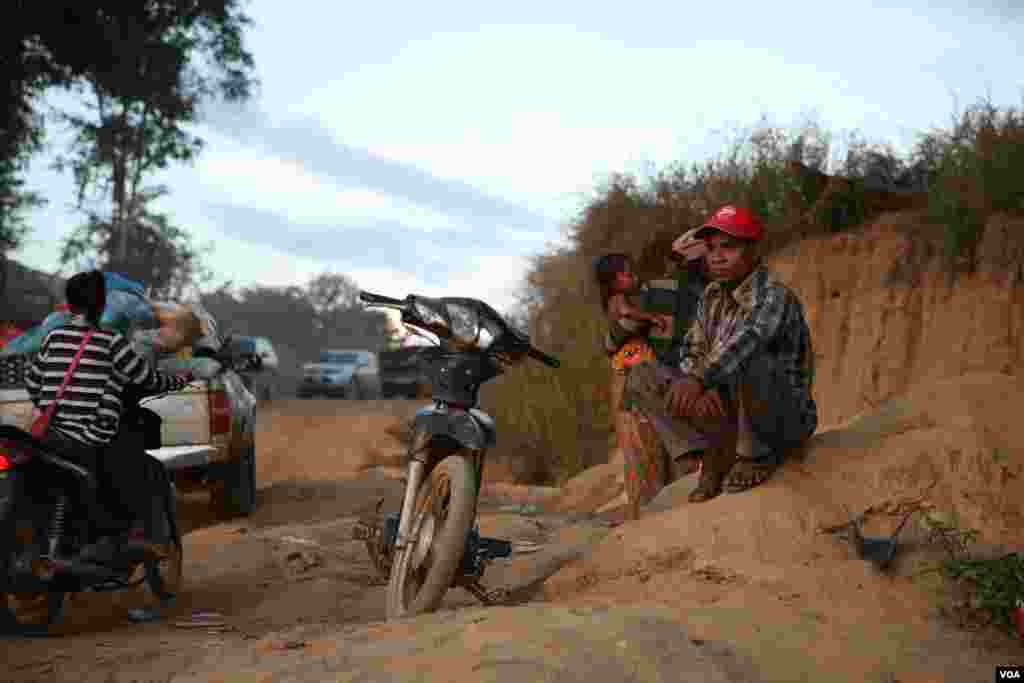 លោក សាល់ កាន់ អាយុ ៤៨ឆ្នាំ ជាជនជាតិដើមភាគតិចកាចក់ កំពុងរង់ចាំជិះទូកចំលងឆ្លងកាត់ទន្លេសេសាន នៅក្នុងភូមិតាណង ឃុំតាឡៅ ស្រុកអណ្តូងមាស ខេត្តរតនគិរី កាលពីថ្ងៃទី១ ខែធ្នូ ឆ្នាំ២០១៥។ លោកបាននិយាយថា ទិន្នផលស្រូវនៅបានធ្លាក់ចុះ ដោយសារគ្មានទឹកធ្វើស្រែ ហើយវាជាកង្វល់របស់លោកទៅថ្ងៃក្រោយ។ (នៅ វណ្ណារិន/VOA)