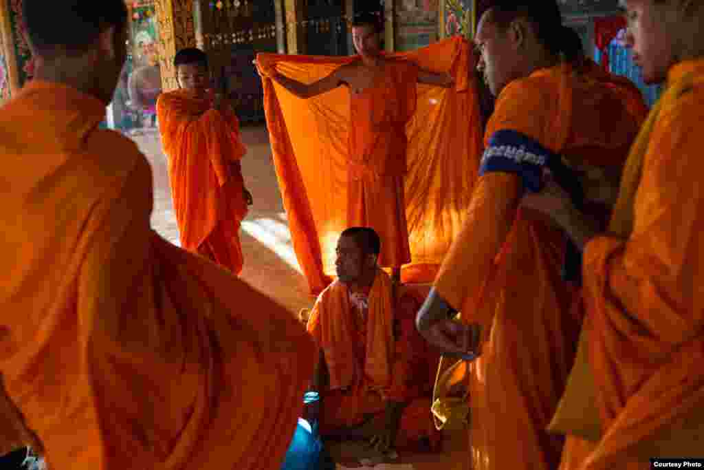 ៤ ធ្នូ ២០១៣ កំពង់ធំ កម្ពុជា៖ ព្រះសង្ឃរៀបចំព្រះកាយនៅក្នុងថ្ងៃទី៤នៃធម្មយាត្រាសិទ្ធិមនុស្សទៅកាន់រាជធានីភ្នំពេញតាមផ្លូវជាតិលេខ៦។ © Nicolas Axelrod / Ruom
