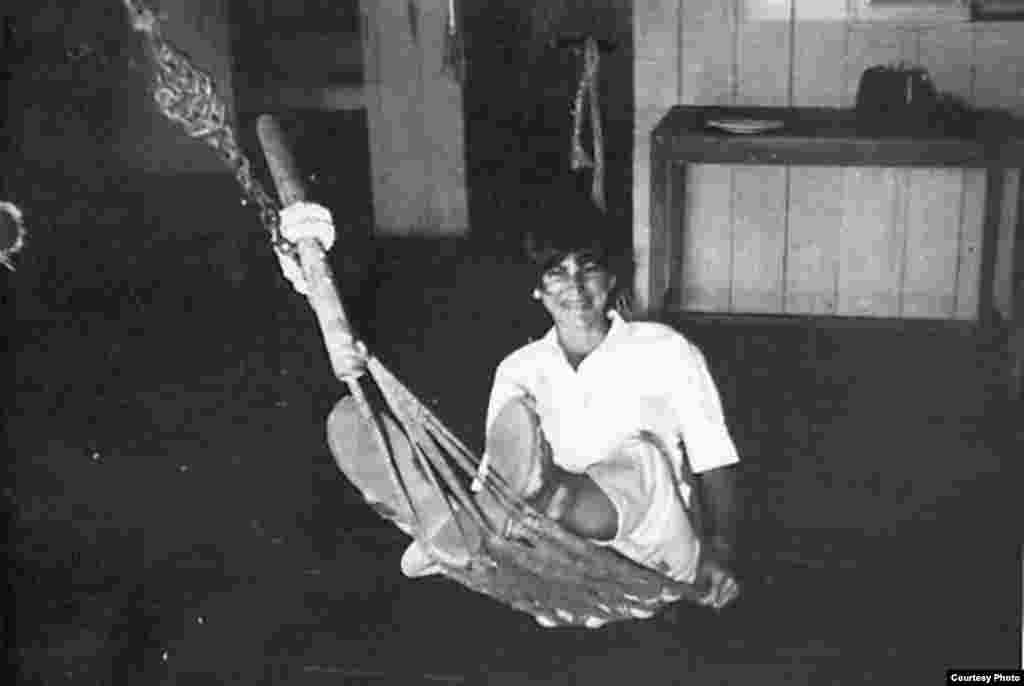 លោកស្រី Kate Webb អង្គុយក្នុងអង្រឹង។ (Sylvana Foa/មជ្ឈមណ្ឌលឯកសារកម្ពុជា)