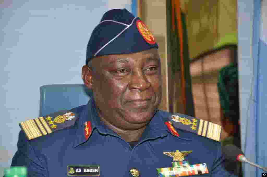 Chef de la défense nigeriane, Alex S. Badeh, janvier 20, 2014. (AP Photo/Olamikan Gbemiga)