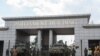 Des soldats des forces de défense du Malawi montent la garde avec des véhicules blindés à l'entrée du parlement malawite.