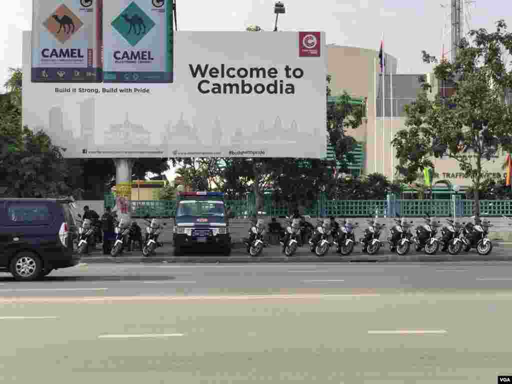 កម្លាំងសមត្ថកិច្ចចម្រុះ ដែលមានក្រុមកងរាជអាវុធហត្ថ និងកងកម្លាំងទាហានជាច្រើនរយនាក់ប្រដាប់ដោយអាវុធ ល្បាតនៅខាងមុខ អាកាសយានដ្ឋានអន្តរជាតិភ្នំពេញរង់ចាំការវិលត្រឡប់របស់លោក សម រង្ស៊ីមេដឹកនាំក្រុមជំទាស់នាថ្ងៃសៅរ៍ ទី០៩ វិច្ឆិកា ឆ្