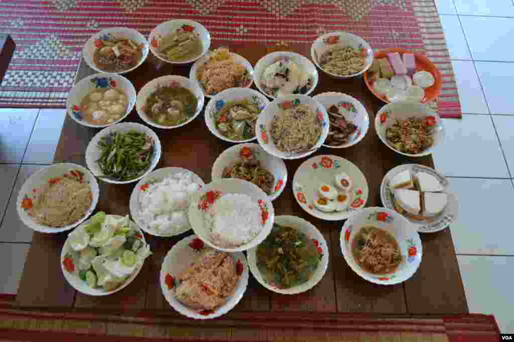 ចង្ហាន់សម្រាប់ព្រះសង្ឃ នៅវត្តកោះ ក្នុងក្រុងភ្នំពេញ ថ្ងៃអង្គារ ទី២៦ ខែកញ្ញា ឆ្នាំ២០១៨។ (ណឹម សុភ័ក្រ្តបញ្ញា/VOA)