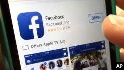 L'application Facebook sur un iPhone aux Etats-Unis le 19 juin 2017. 
