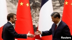 中國國家主席習近平即將對法國展開國事訪問，引起法國的維吾爾人憤怒。圖為去年4月法國總統馬克龍訪問中國。（路透社）